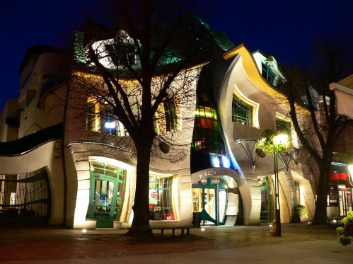 ねじれた家 Crooked House 建築luv